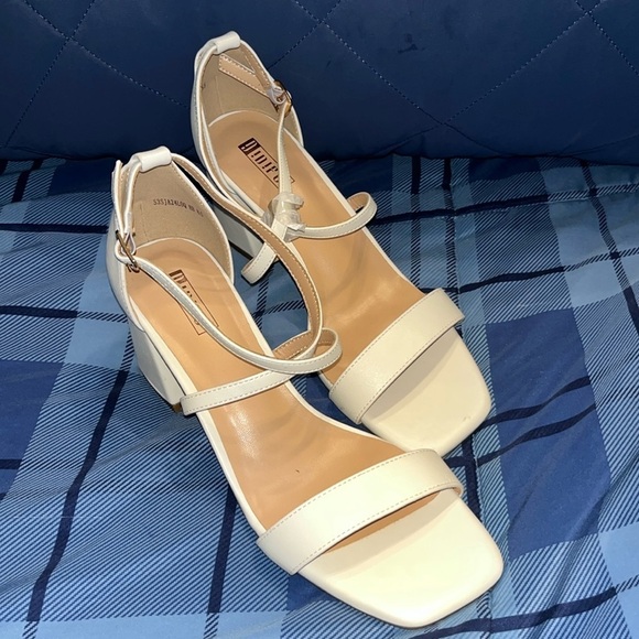 NEW Elegant White Block Heel Sandals Size 8.5 - Picture 1 of 7
